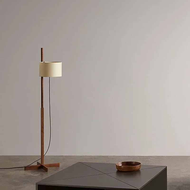Lámpara de pie de madera Rasela – con luz blanca en un salón minimalista
