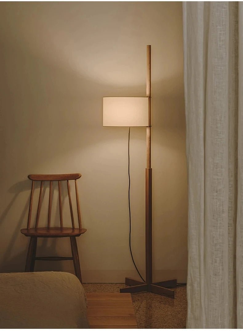 Lámpara de pie de madera Rasela – junto a una silla de madera