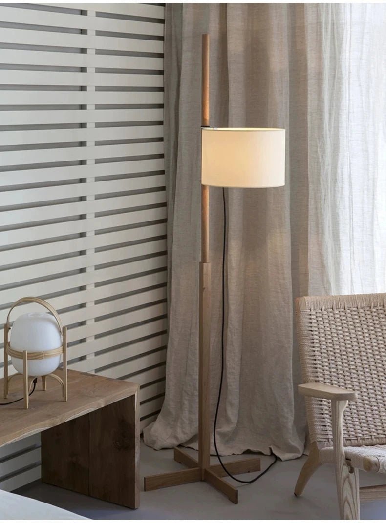 Lámpara de pie de madera Rasela – junto a una butaca