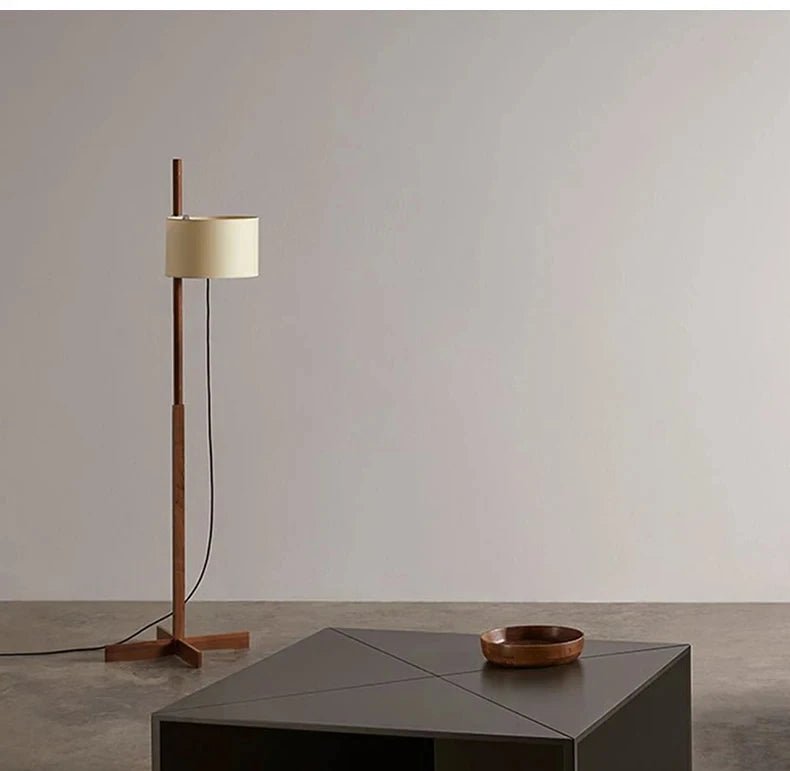 Lámpara de pie de madera Rasela – junto a una mesa baja