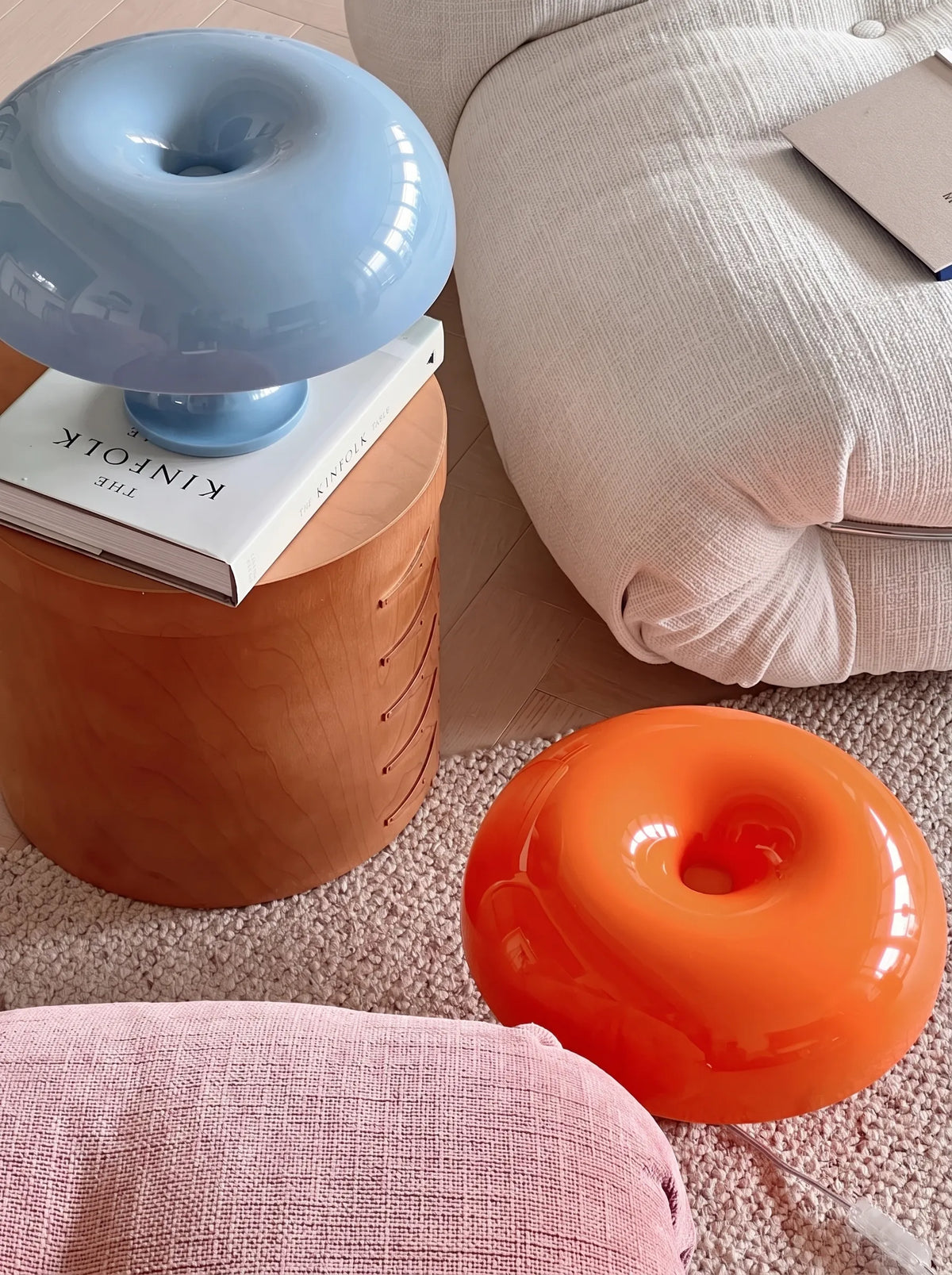 Lámpara de mesa seta retro Rosqueta en un salón luminoso – imagen 11