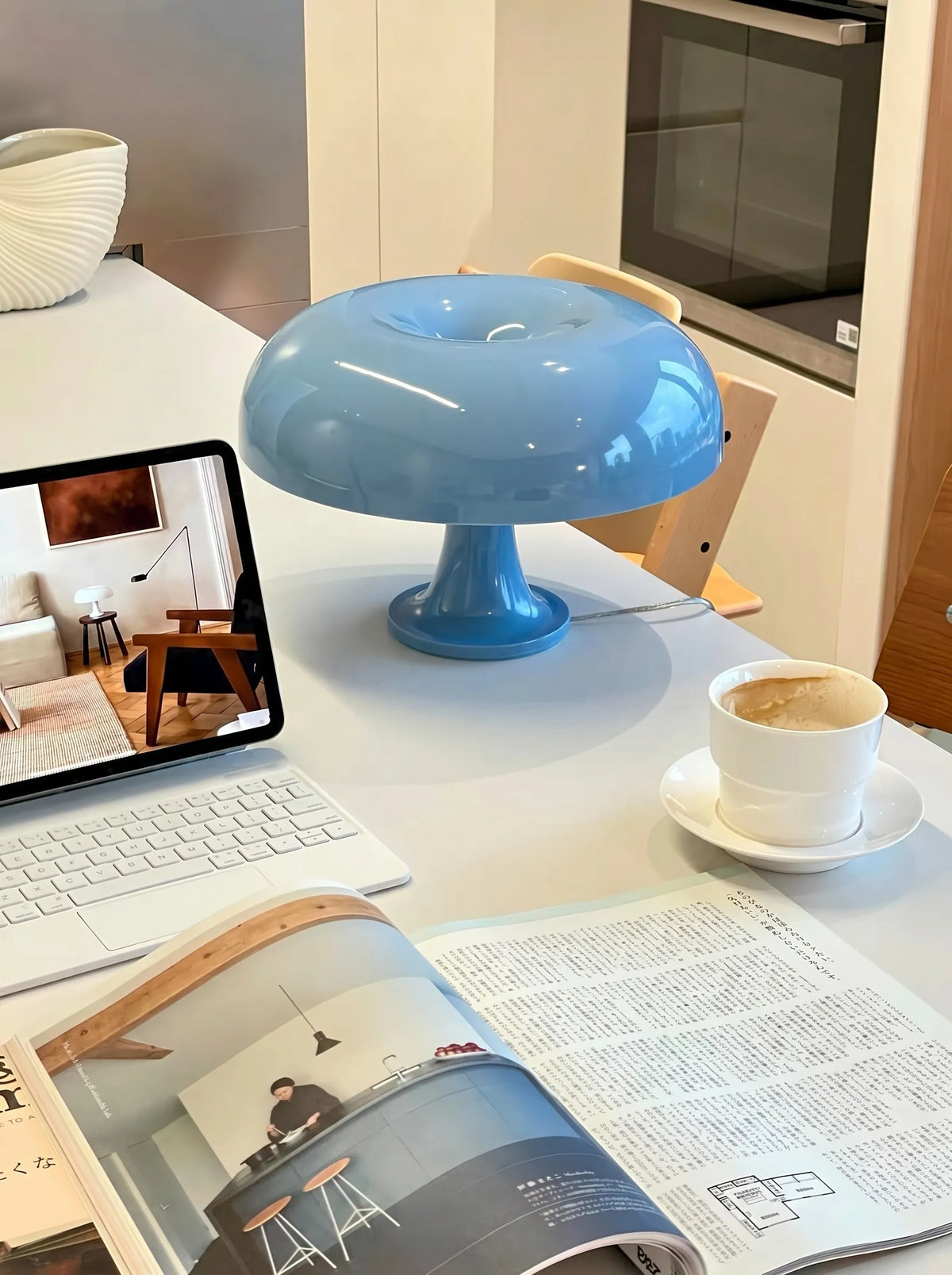 Lámpara de mesa seta retro Rosqueta en un salón luminoso – imagen 7
