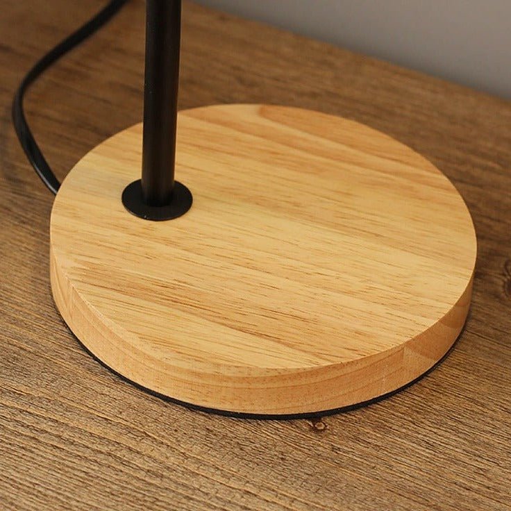 Lámpara de mesa nórdica Ensia – detalle de la base de madera maciza