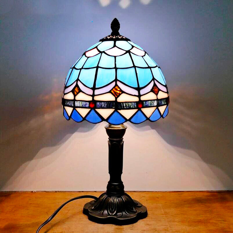Lámpara de mesita Tiffany Delmara – pantalla cenefa azul y blanca