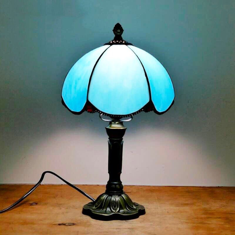 Lámpara de mesita Tiffany Delmara – pantalla pétalos azul cielo