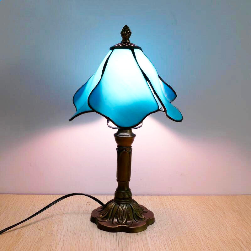 Lámpara de mesita Tiffany Delmara – pantalla tulipán ondulado azul