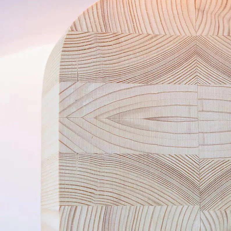 Lámpara de mesa de madera Maderna – detalle de las vetas de la madera