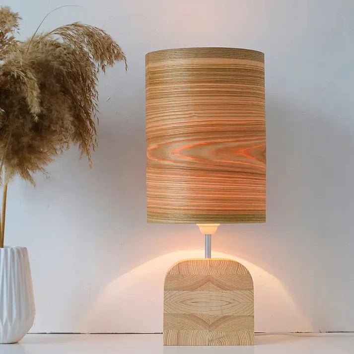 Lámpara de mesa de madera Maderna junto a un jarrón con hierba de la pampa – imagen 2