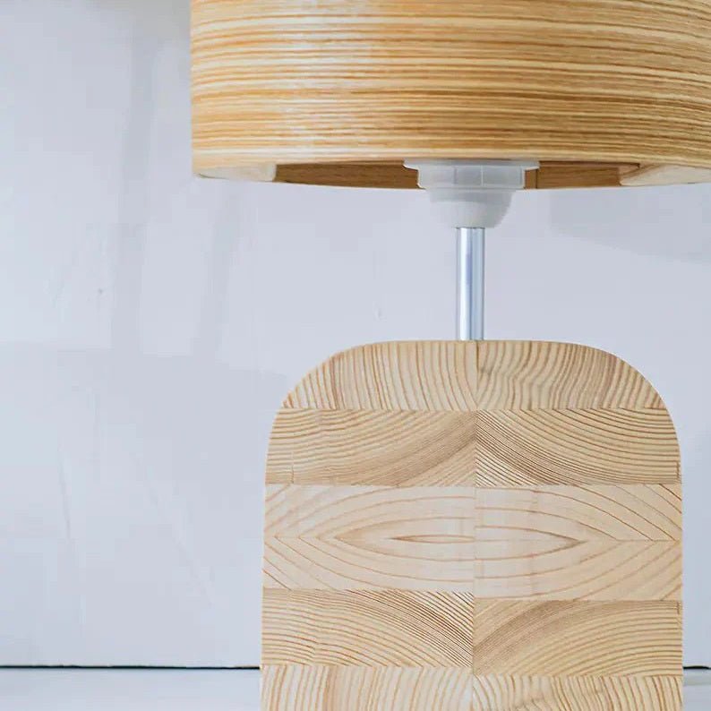 Lámpara de mesa de madera Maderna – detalle de la base de madera maciza