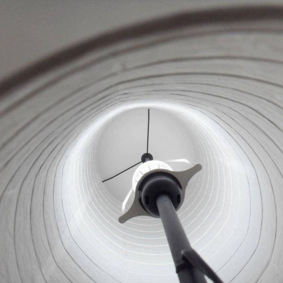 Lámpara de pie columna de papel de arroz Suavela – vista interior de la pantalla y el casquillo