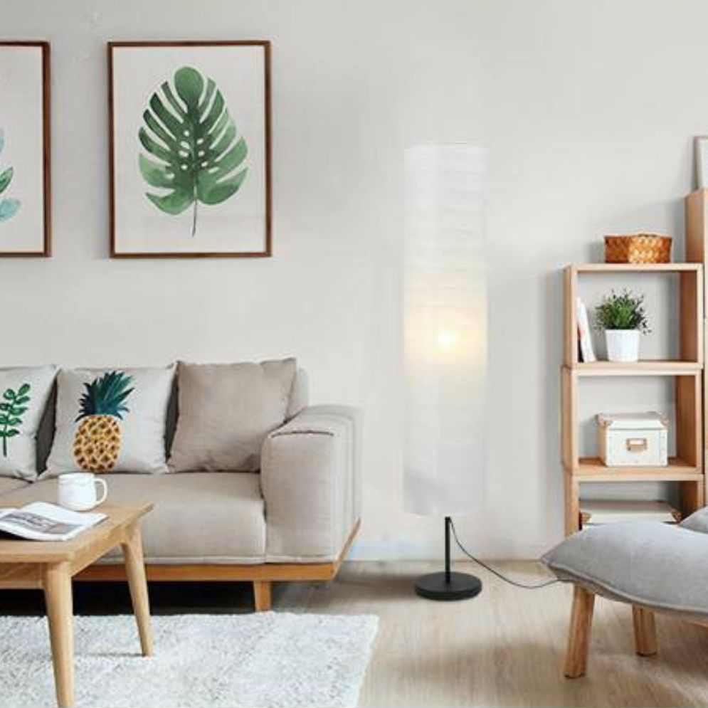 Lámpara de pie columna de papel de arroz Suavela – en un salón luminoso