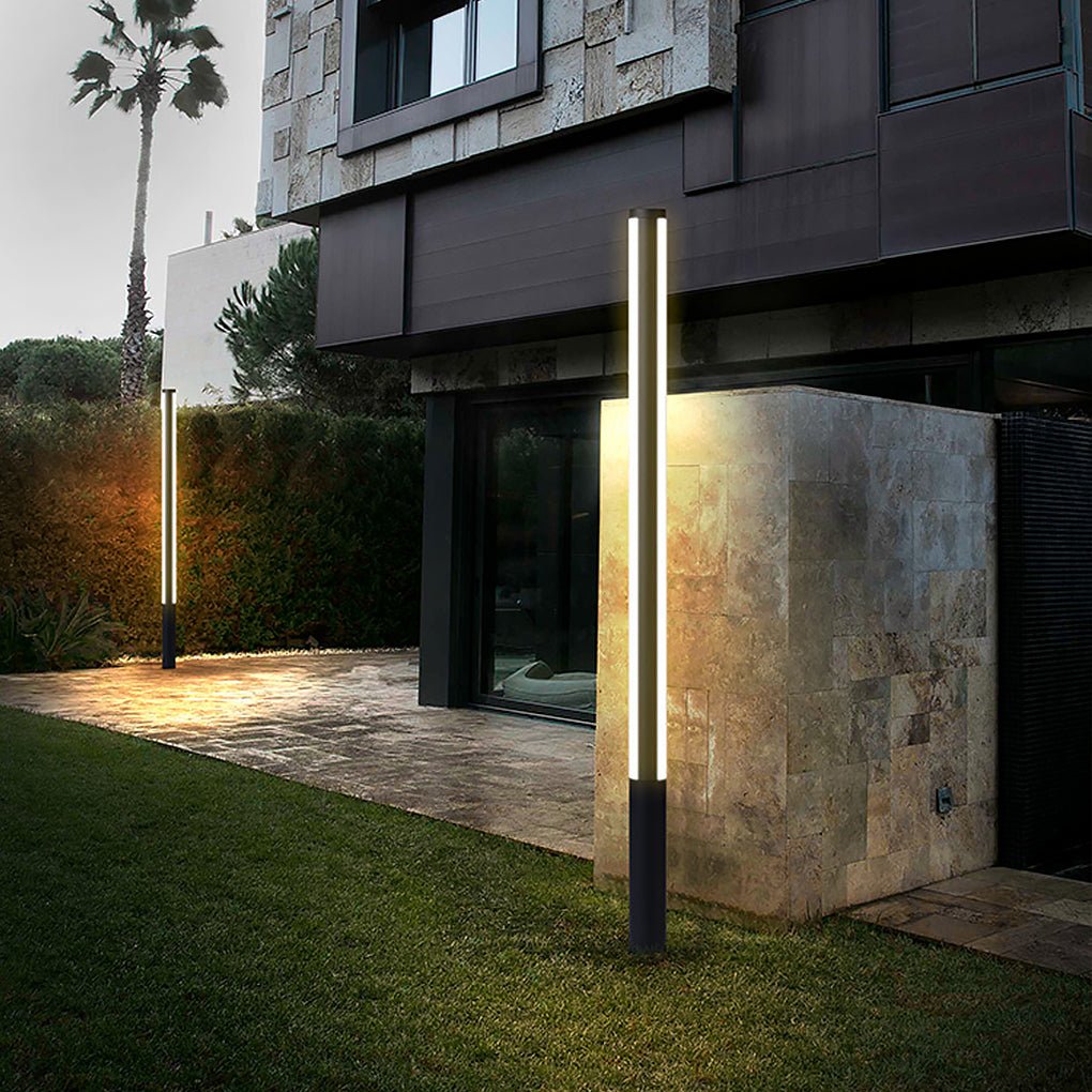 Baliza de jardín LED Juncela – balizas junto a una casa moderna