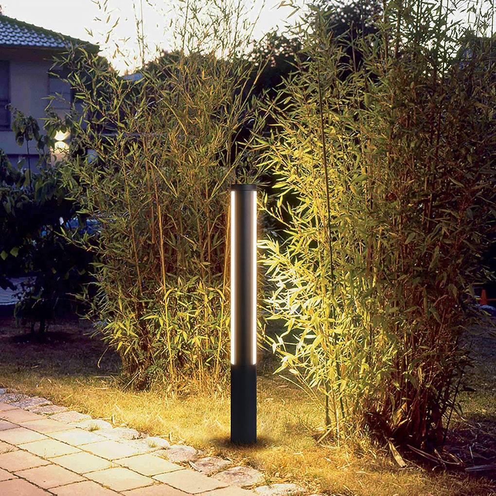 Baliza de jardín LED Juncela – baliza encendida junto a un camino