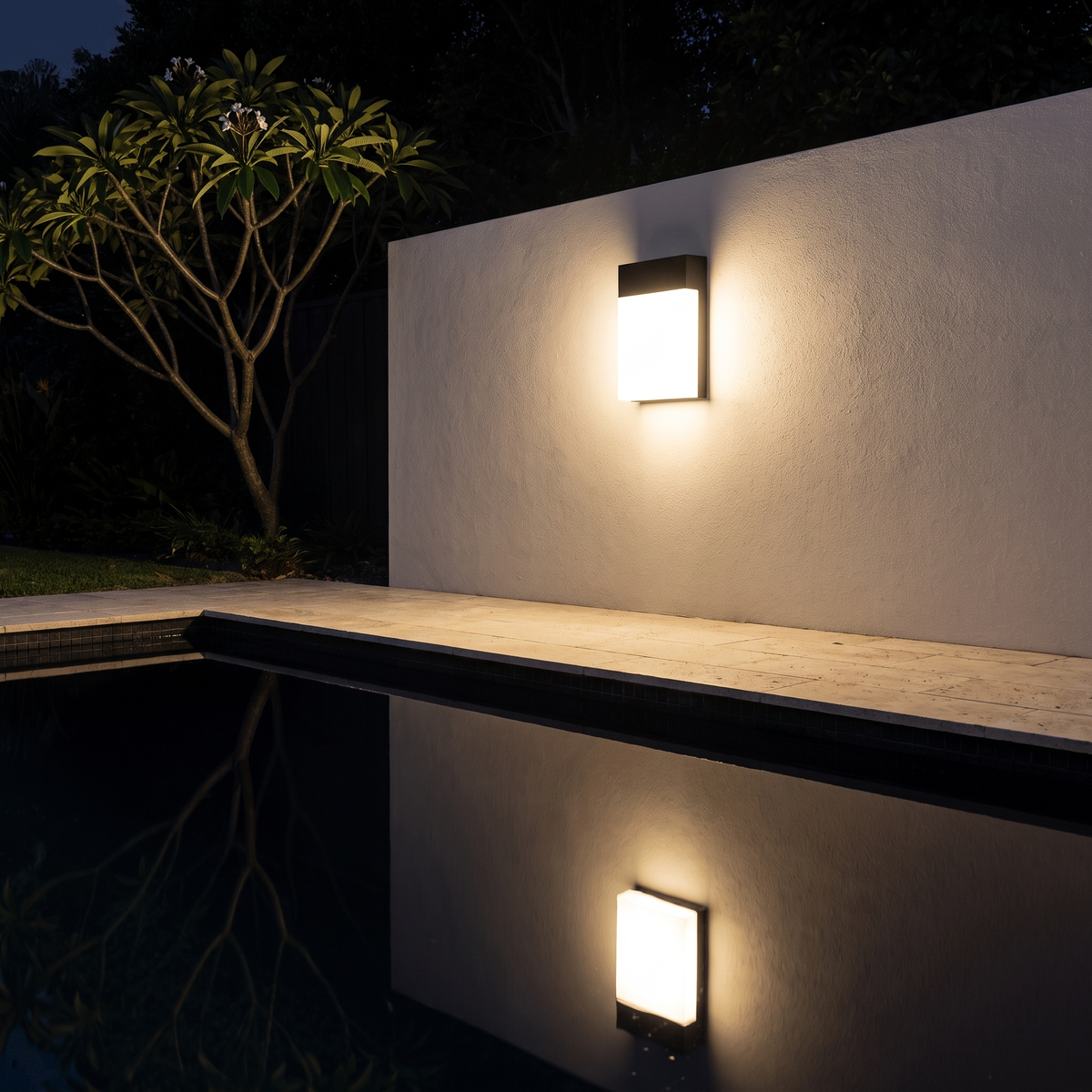 Aplique de pared exterior Nubera – luz cálida junto a la piscina