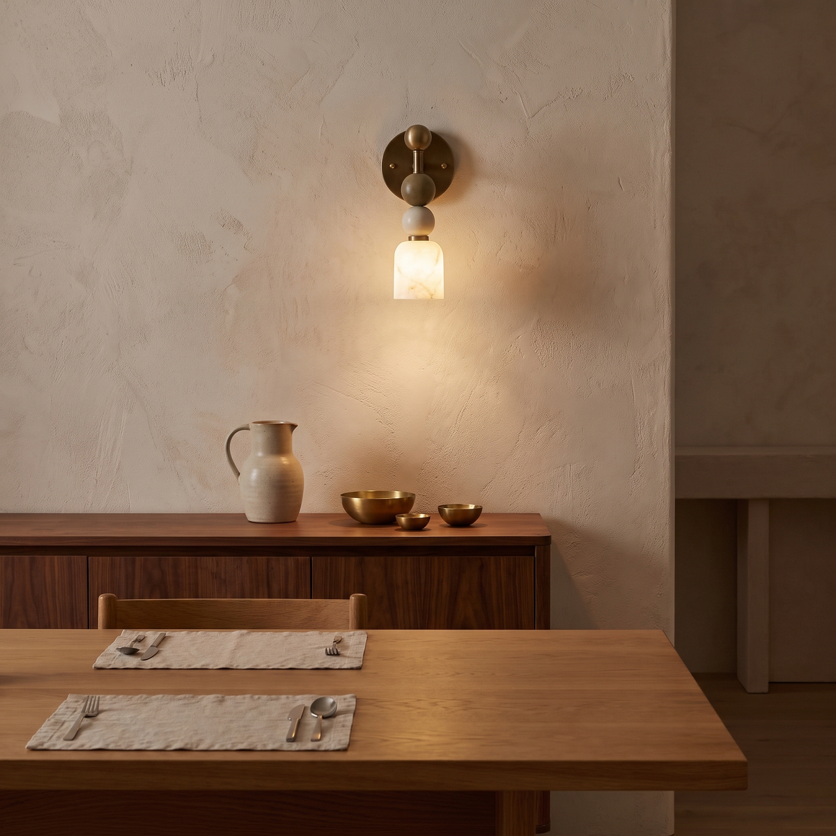 Aplique de pared de latón y mármol Wesfera – en un comedor