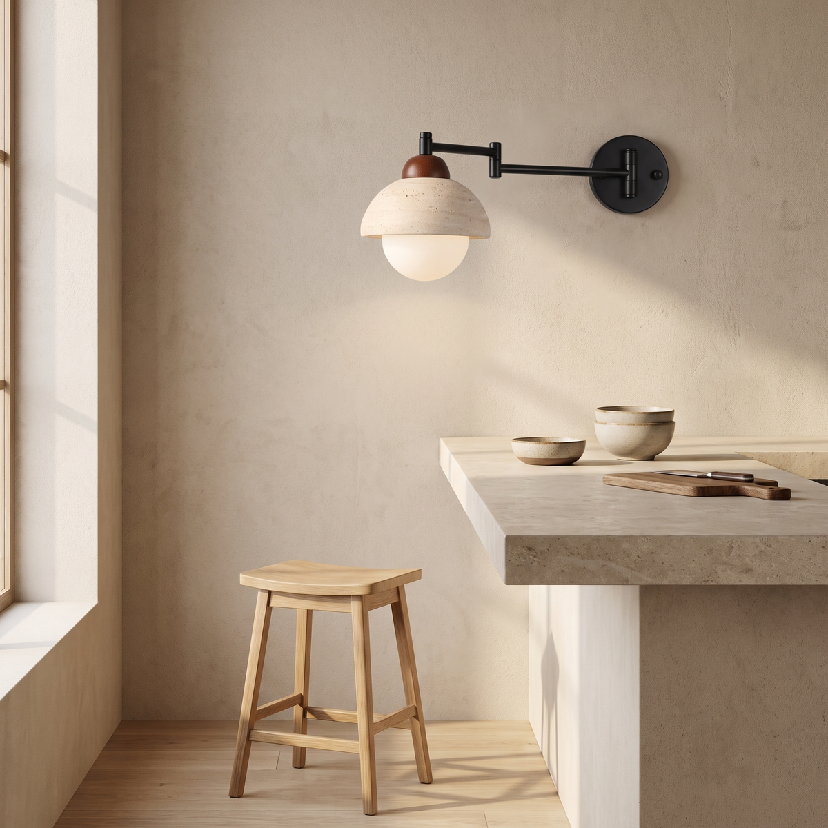 Aplique de pared Xalina con brazo articulado y pantalla de travertino en un dormitorio sereno – imagen 4