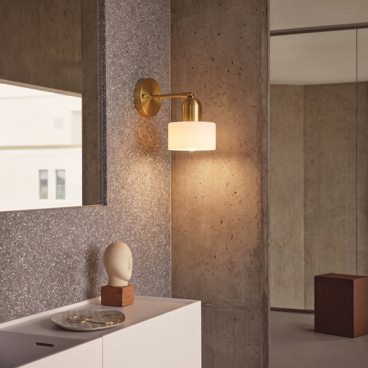 Aplique de pared de cristal Cobalta en un pasillo moderno – imagen 3