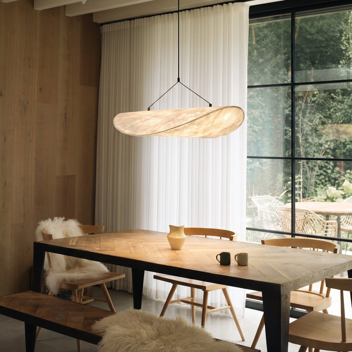 Lámpara colgante de seda Nubela sobre una mesa de comedor japandi – imagen 3