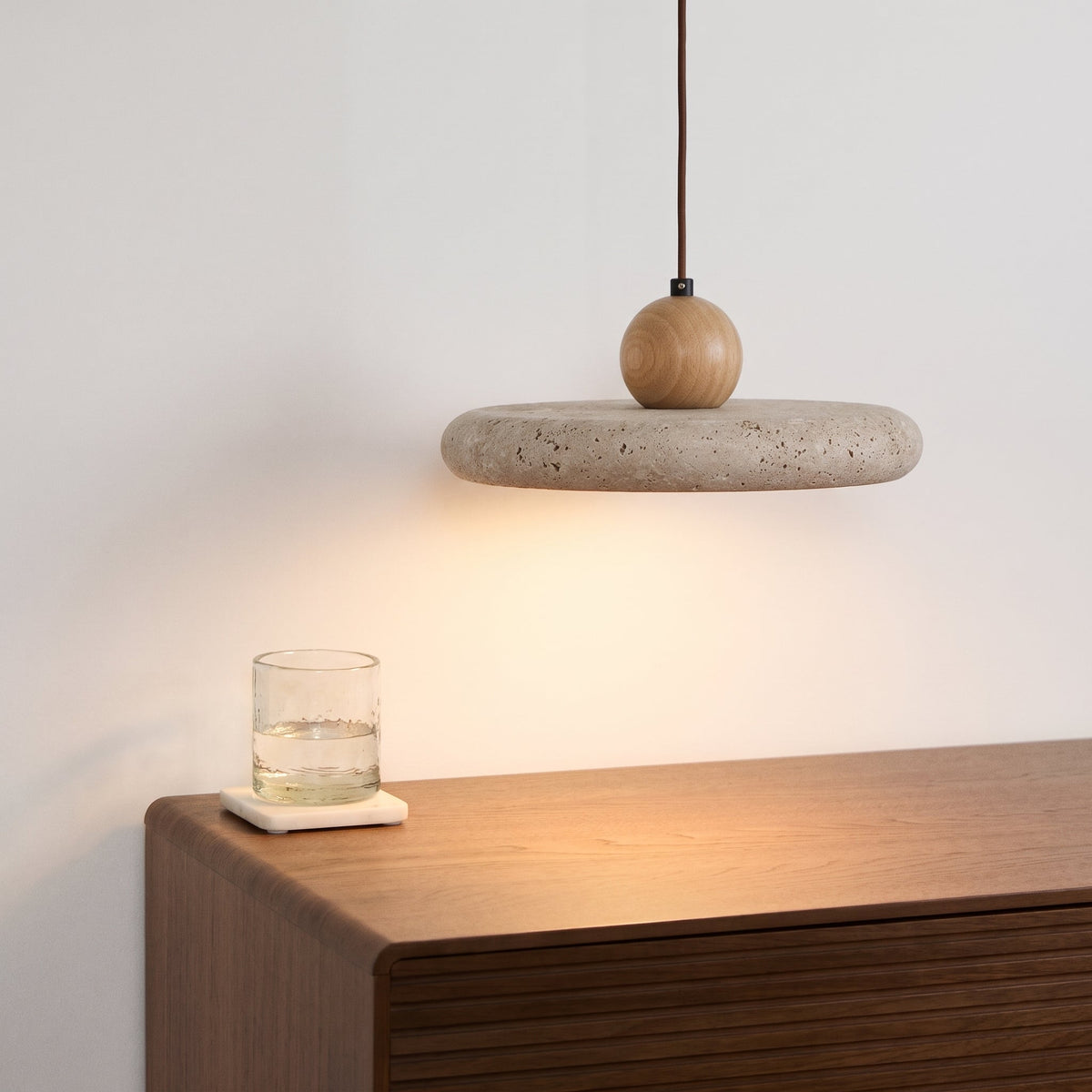 Lámpara colgante de travertino Marmela sobre una mesa de comedor – imagen 3