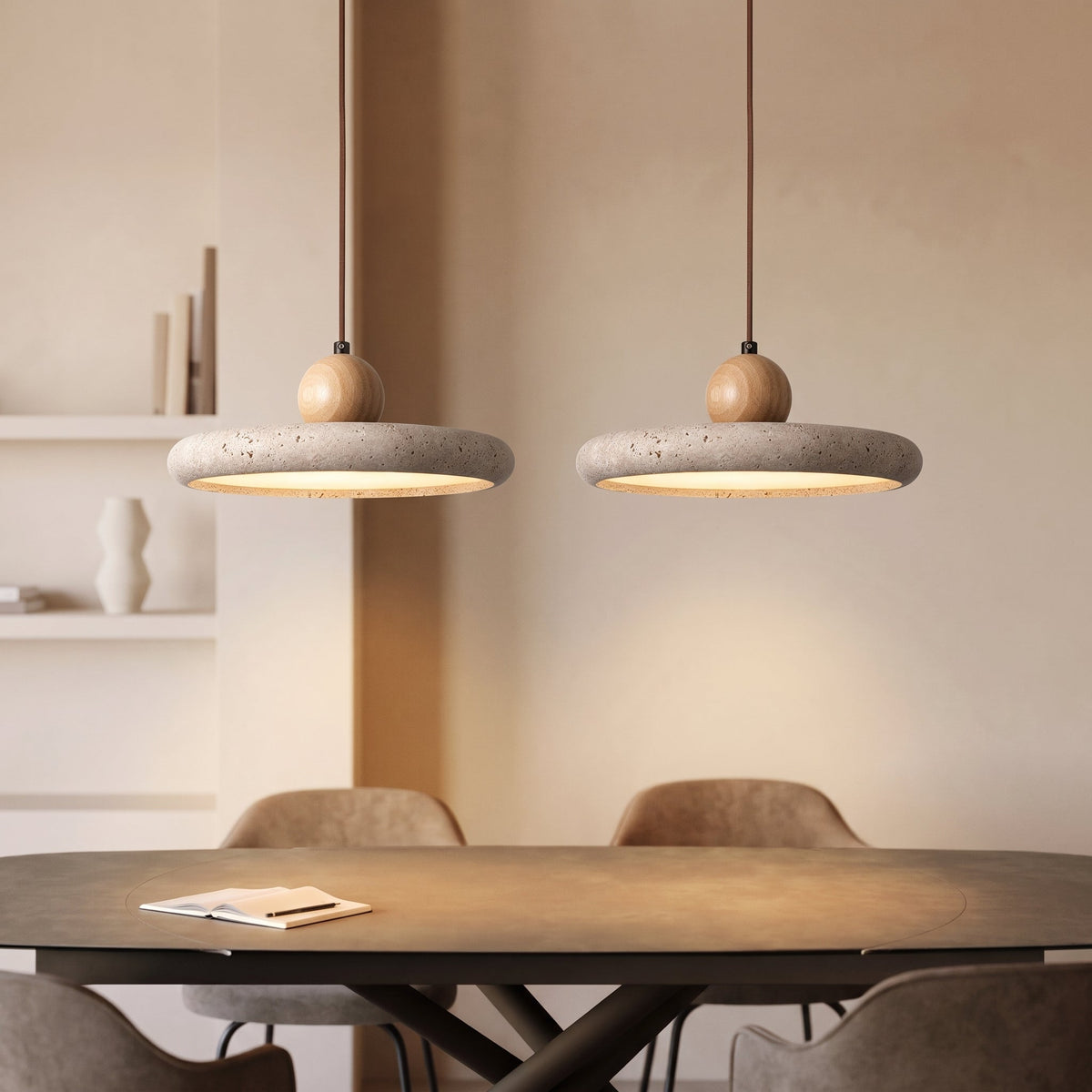 Lámpara colgante de travertino Marmela sobre una mesa de comedor – imagen 2