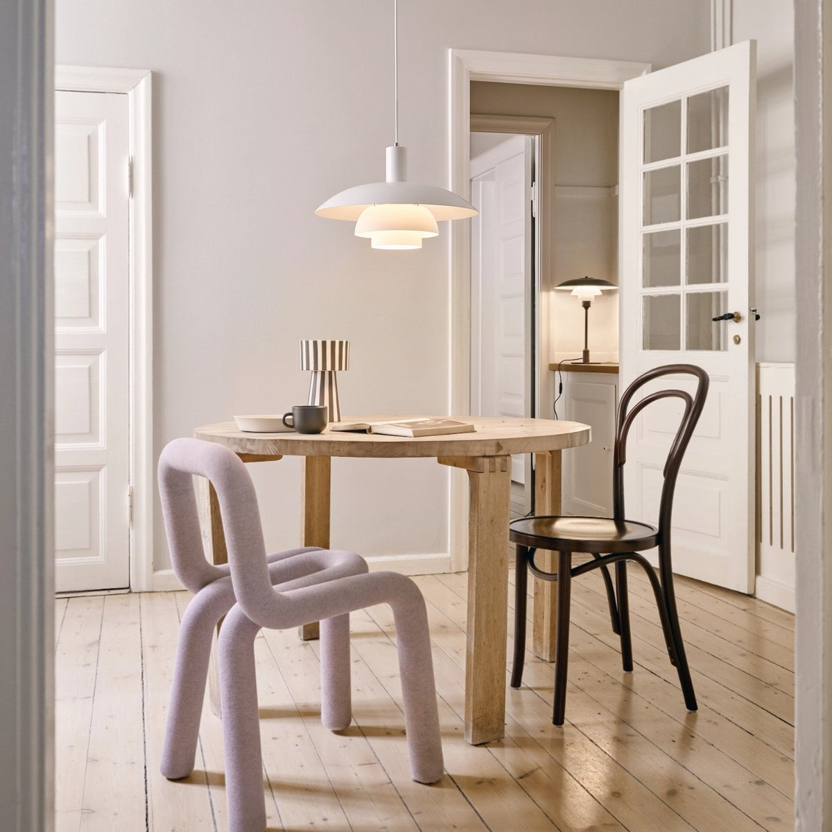 Lámpara colgante nórdica Rondela sobre una mesa de comedor – imagen 9