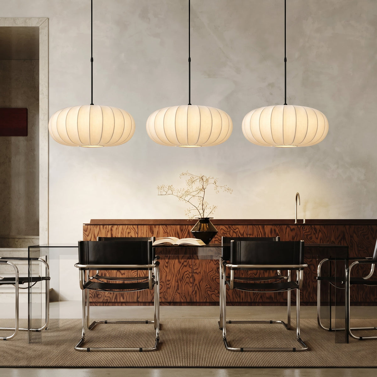 Lámpara colgante de seda Hilena sobre una mesa de comedor – imagen 4