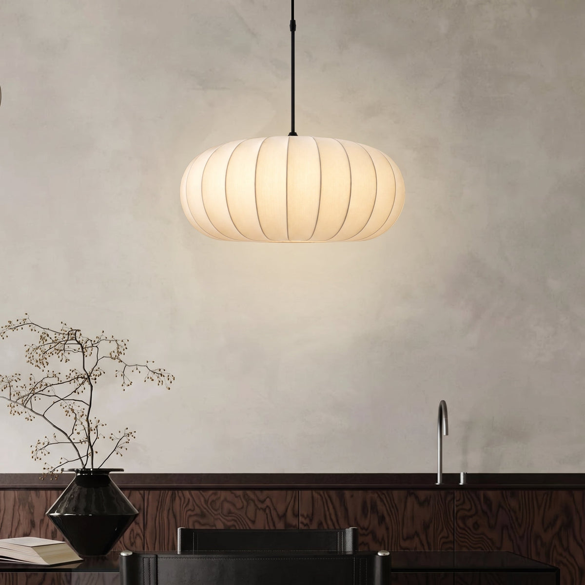 Lámpara colgante de seda Hilena sobre una mesa de comedor – imagen 3