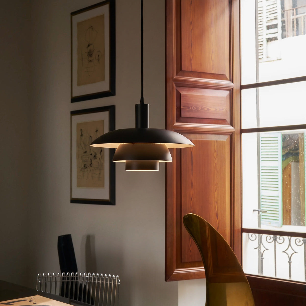 Lámpara colgante nórdica Rondela sobre una mesa de comedor – imagen 10