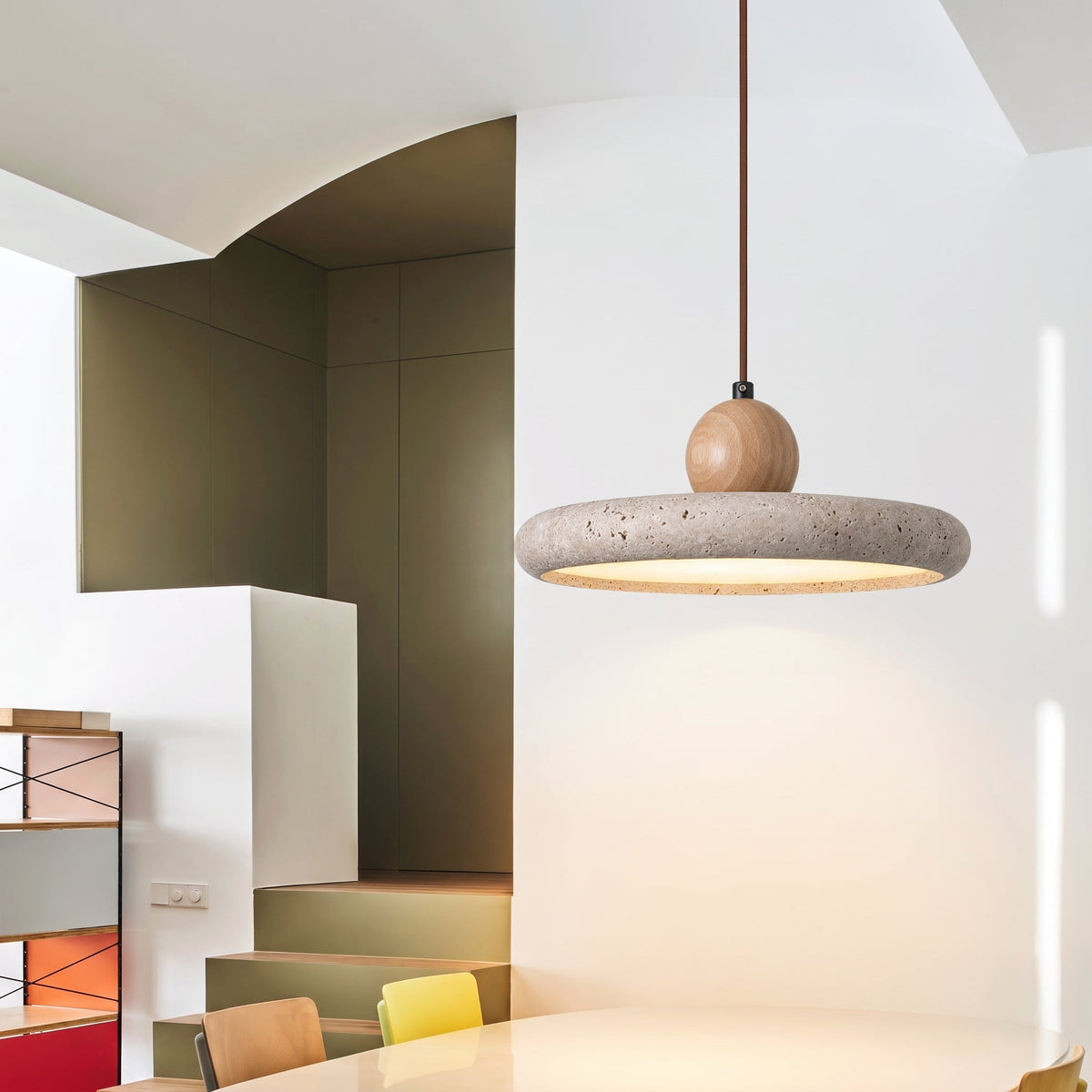 Lámpara colgante de travertino Marmela sobre una mesa de comedor – imagen 4