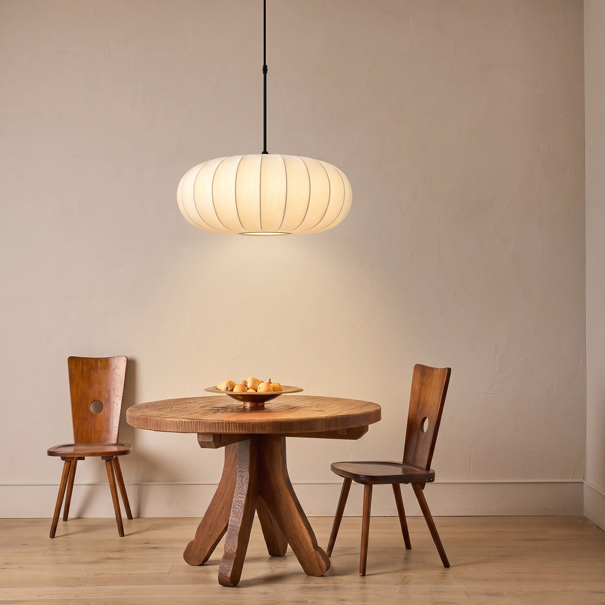 Lámpara colgante de seda Hilena sobre una mesa de comedor – imagen 5