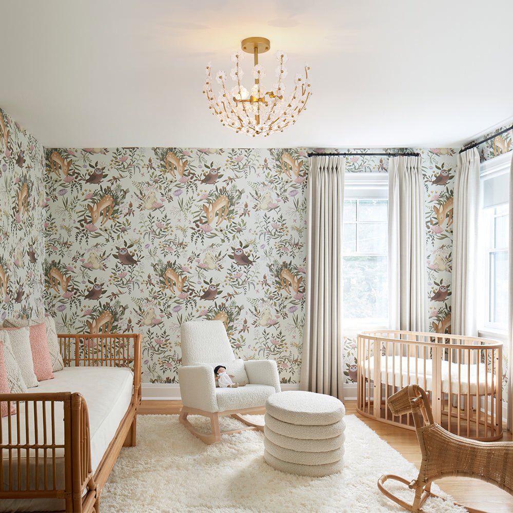 Lámpara de techo con flores de cristal Rosela en un dormitorio de estilo francés – imagen 3