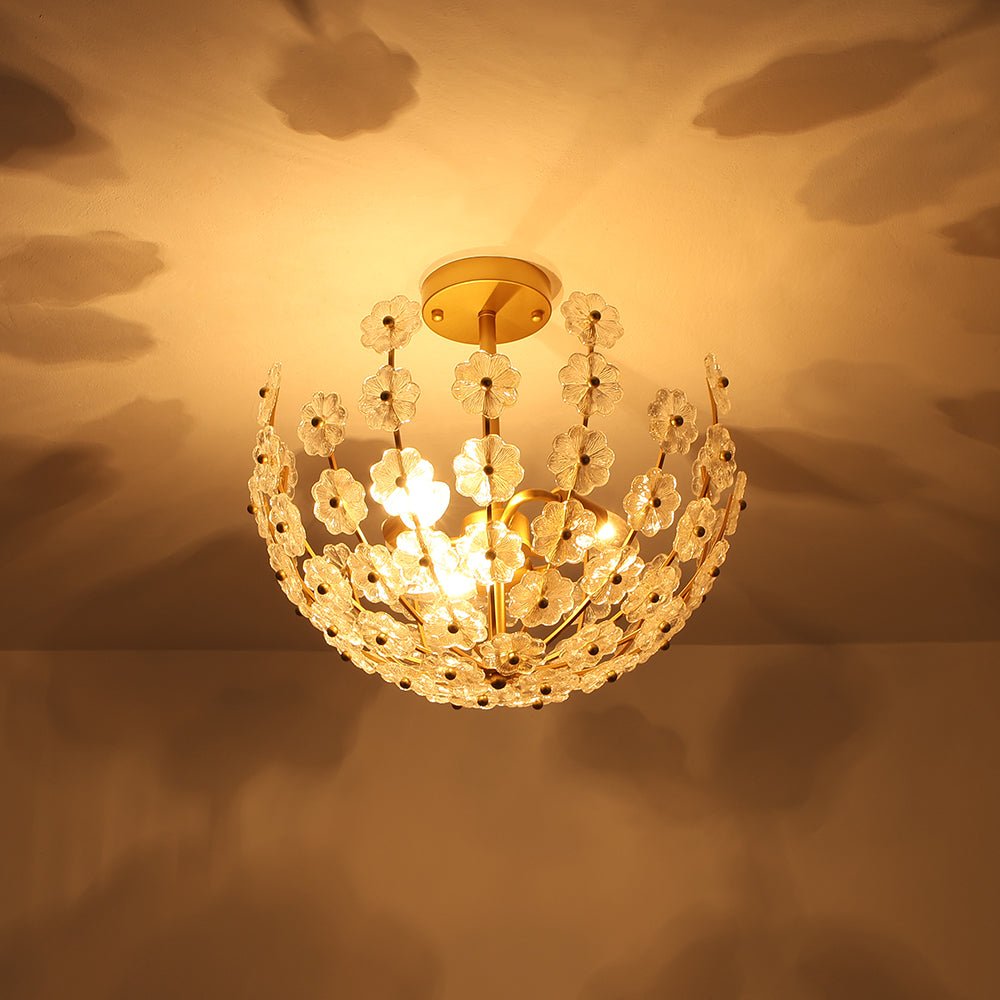 Lámpara de techo con flores de cristal Rosela en un dormitorio de estilo francés – imagen 10