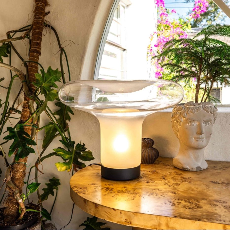 Lámpara de mesa de cristal Vitrosa en un salón luminoso – imagen 5