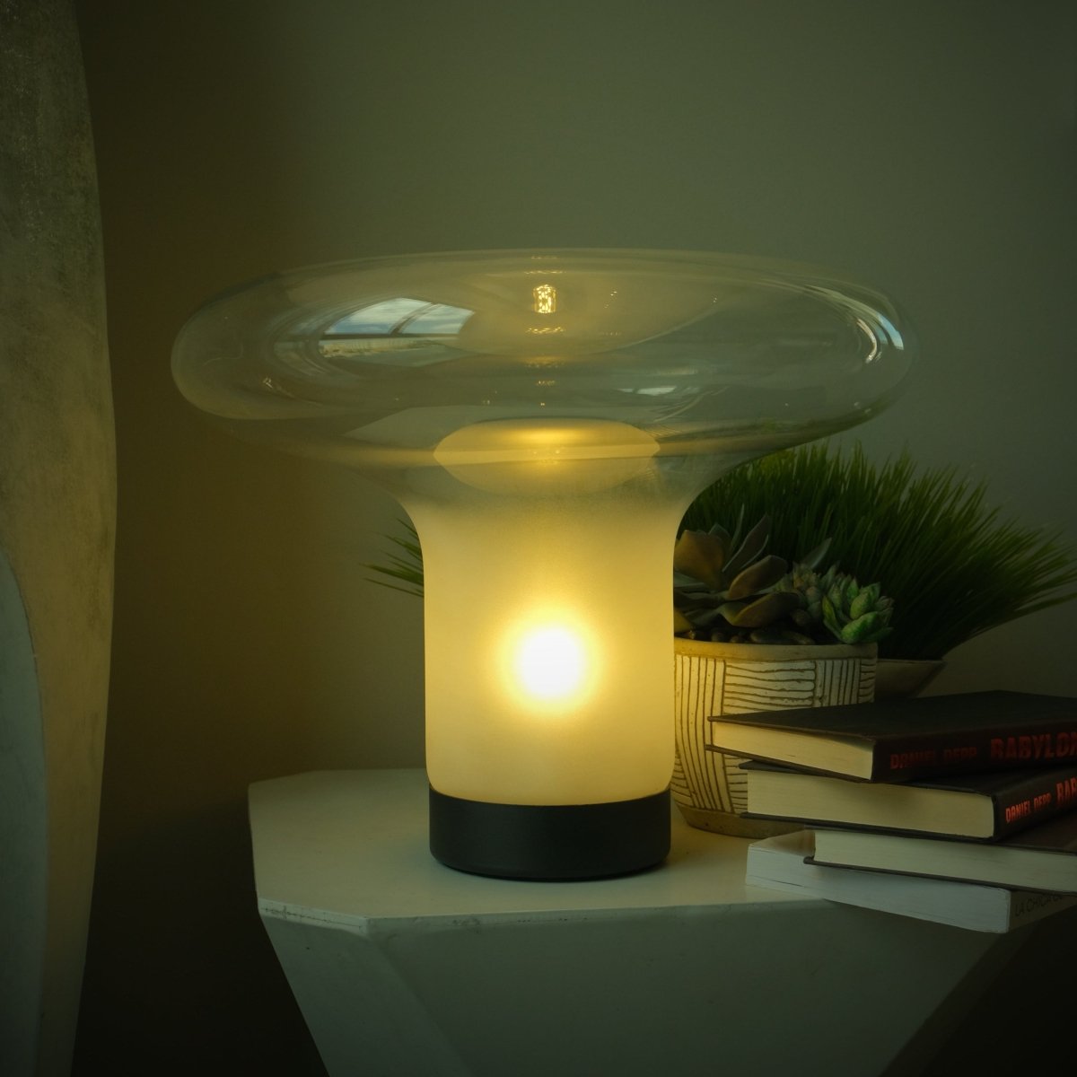 Lámpara de mesa de cristal Vitrosa en un salón luminoso – imagen 3