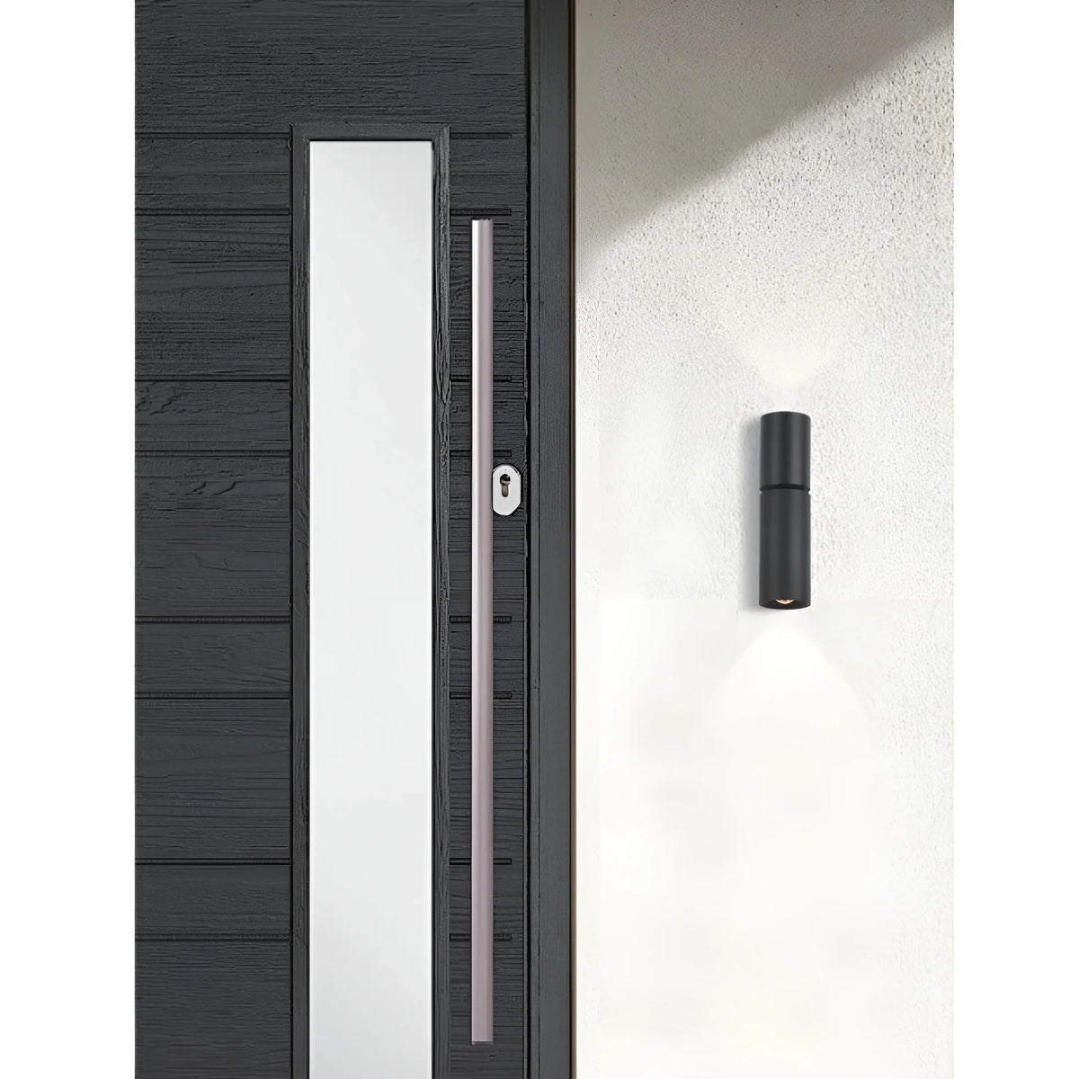 Aplique de pared exterior Mecira – negro junto a una puerta de entrada