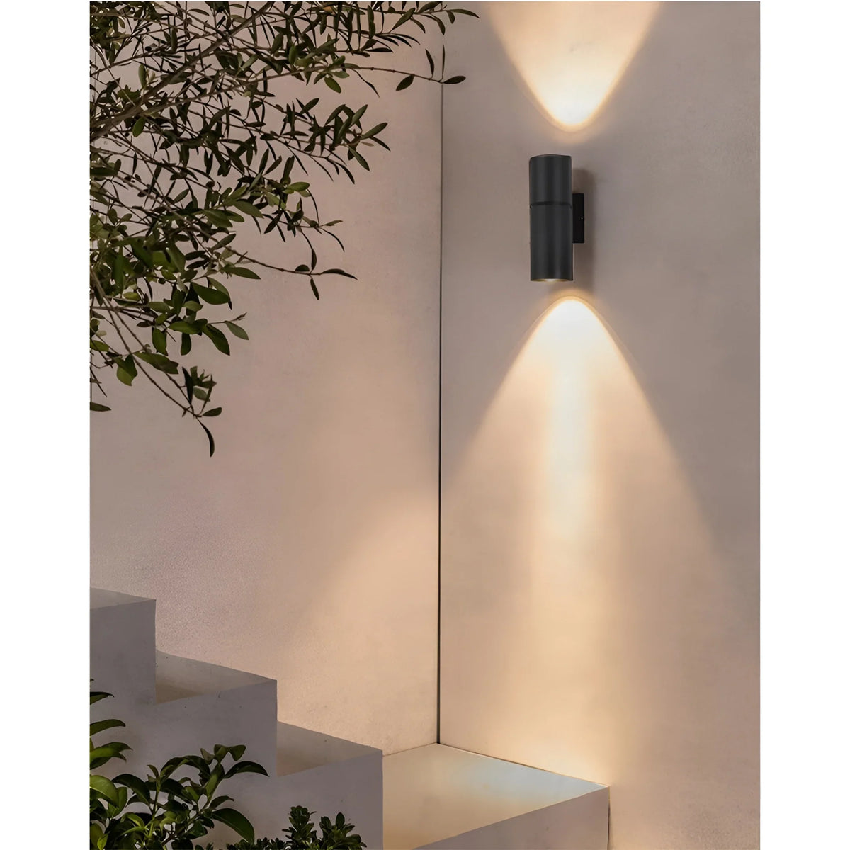 Aplique de pared exterior Mecira – encendido en un patio con escalera