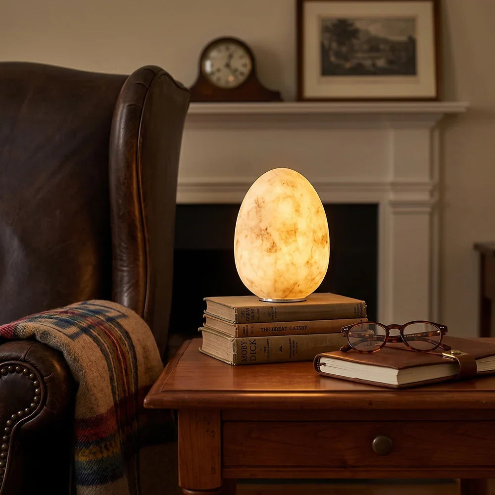 Lámpara de mesa recargable de alabastro Luvelia – encendida mostrando el veteado de la piedra