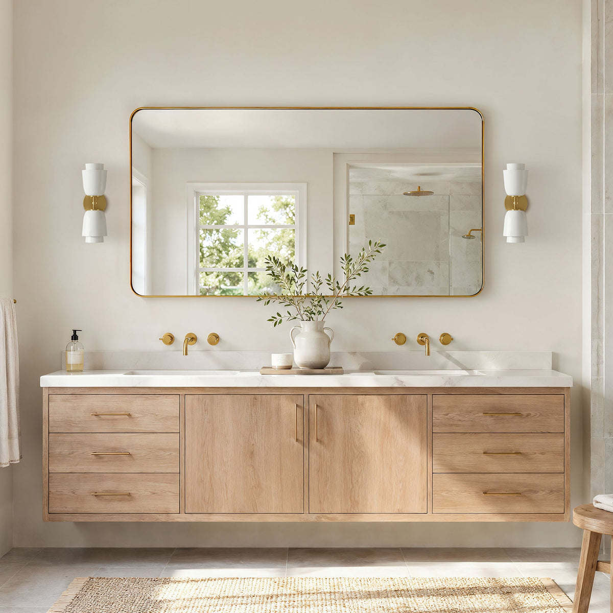 Aplique de pared doble de latón con campanas de cristal Purela – pareja sobre un lavabo doble de madera