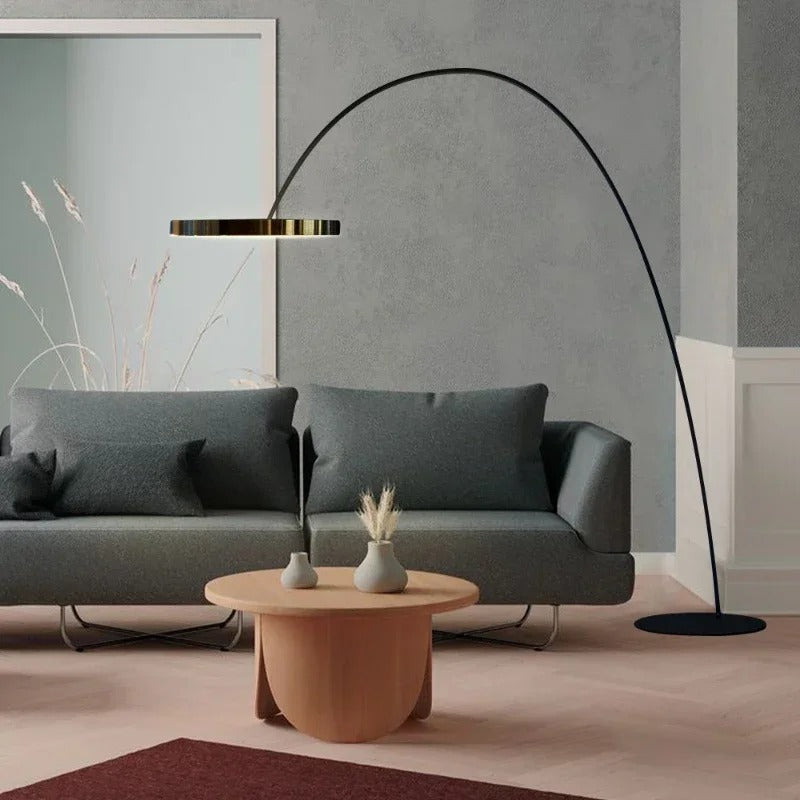 Lámpara de pie arco LED Pamira con aro de luz – aro dorado en un salón