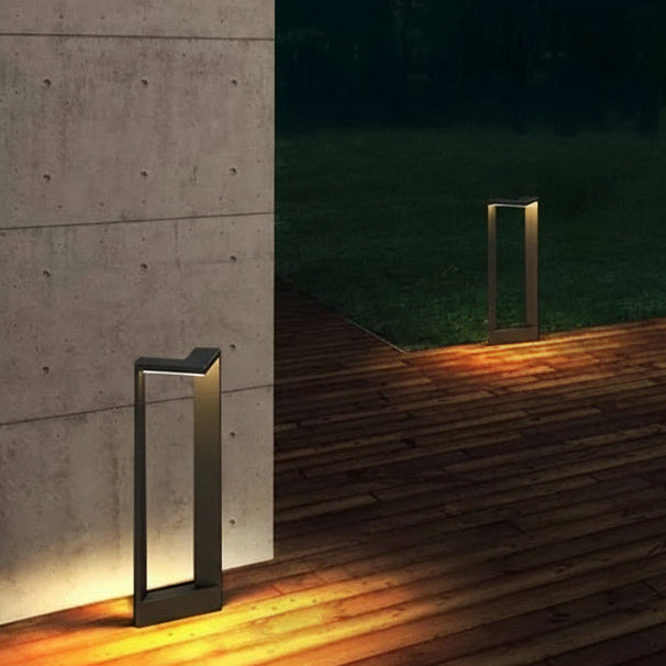 Baliza de jardín LED Jusenda – dos balizas bajas junto a una terraza de madera