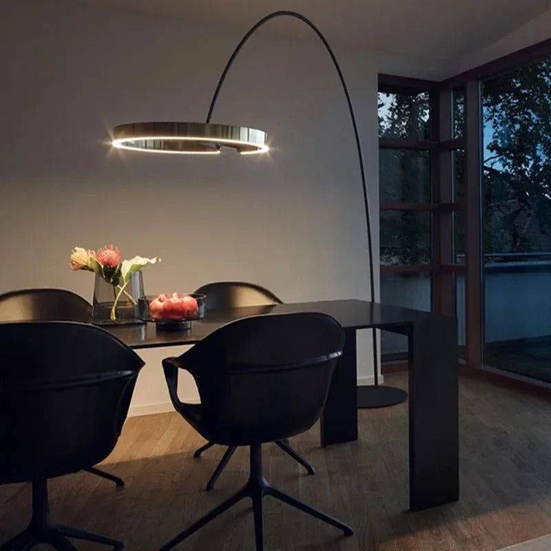 Lámpara de pie arco LED Pamira con aro de luz – sobre una mesa de comedor