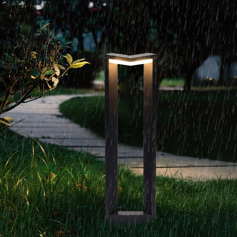 Baliza de jardín LED Jusenda – baliza encendida bajo la lluvia