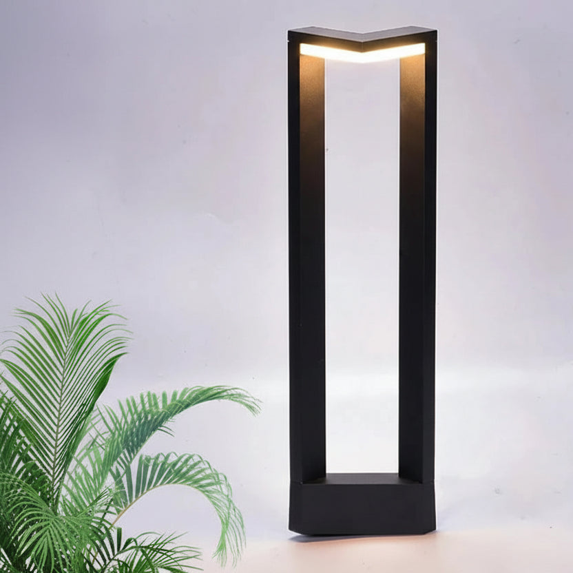 Baliza de jardín LED Jusenda – baliza encendida junto a una palmera