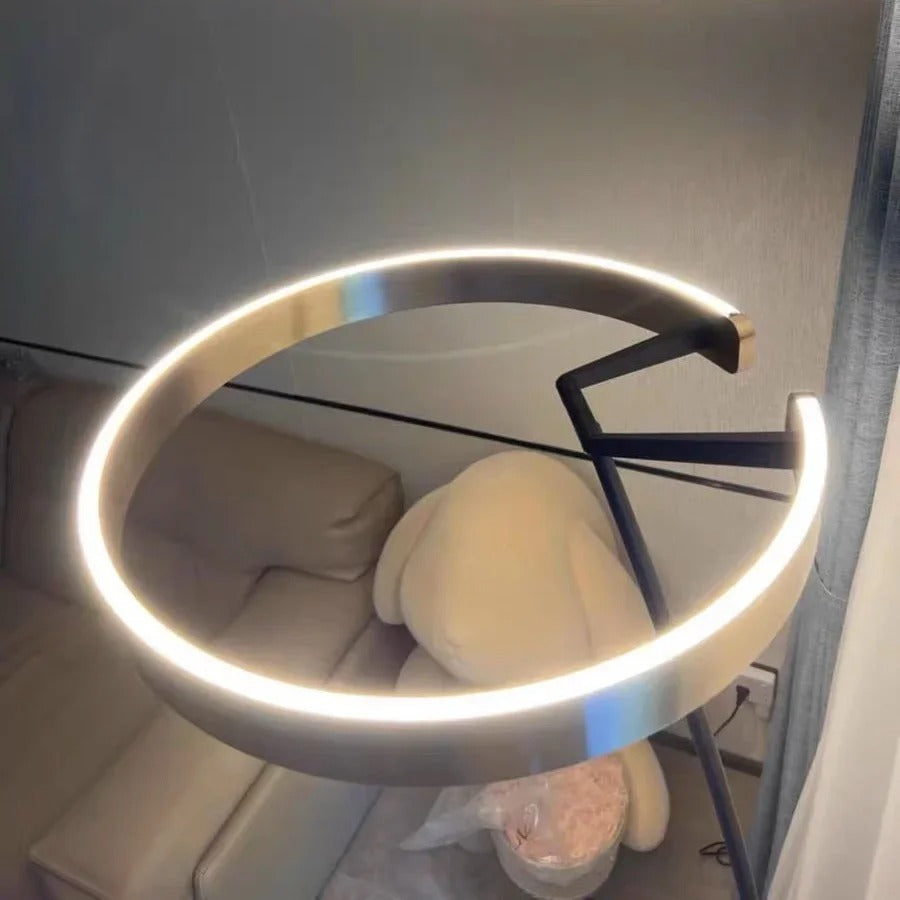 Lámpara de pie arco LED Pamira con aro de luz – detalle del aro encendido
