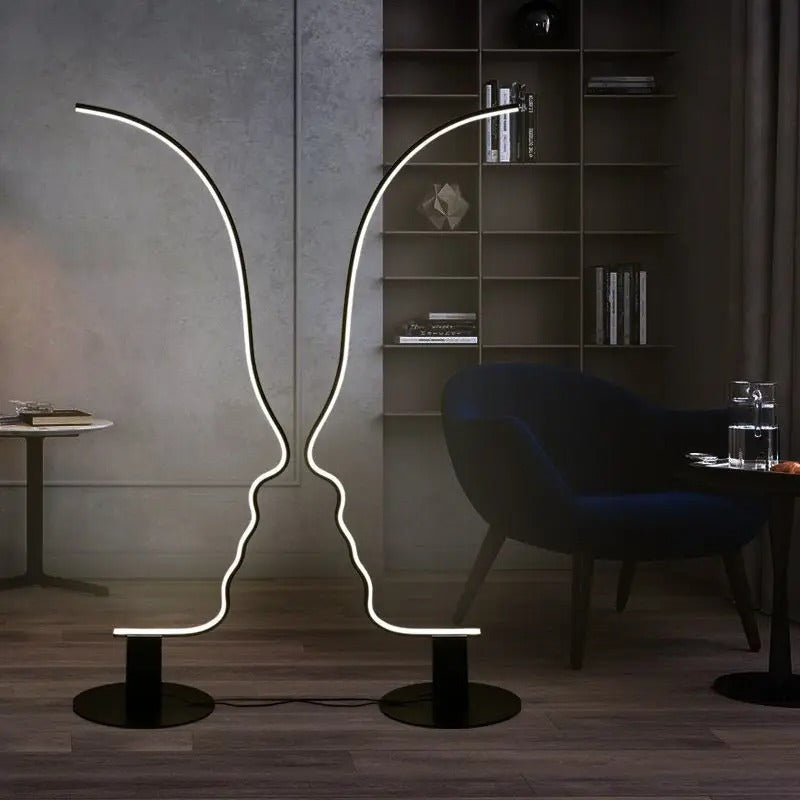 Lámpara de pie LED con silueta de rostro Quiara – dos lámparas enfrentadas