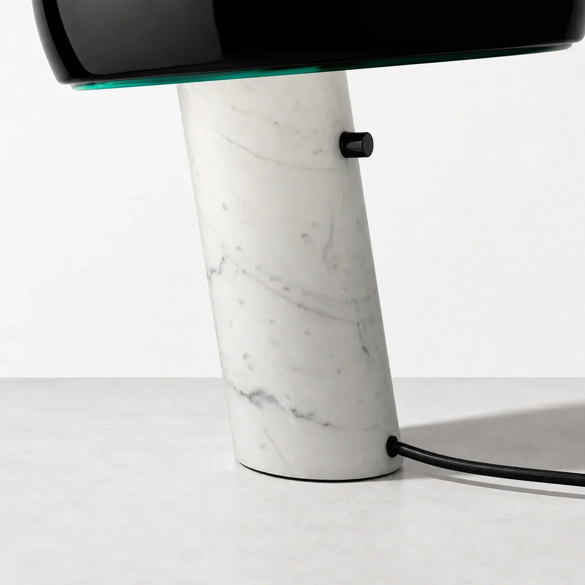 Lámpara de mesa de mármol Mocora sobre una mesa de trabajo – imagen 3