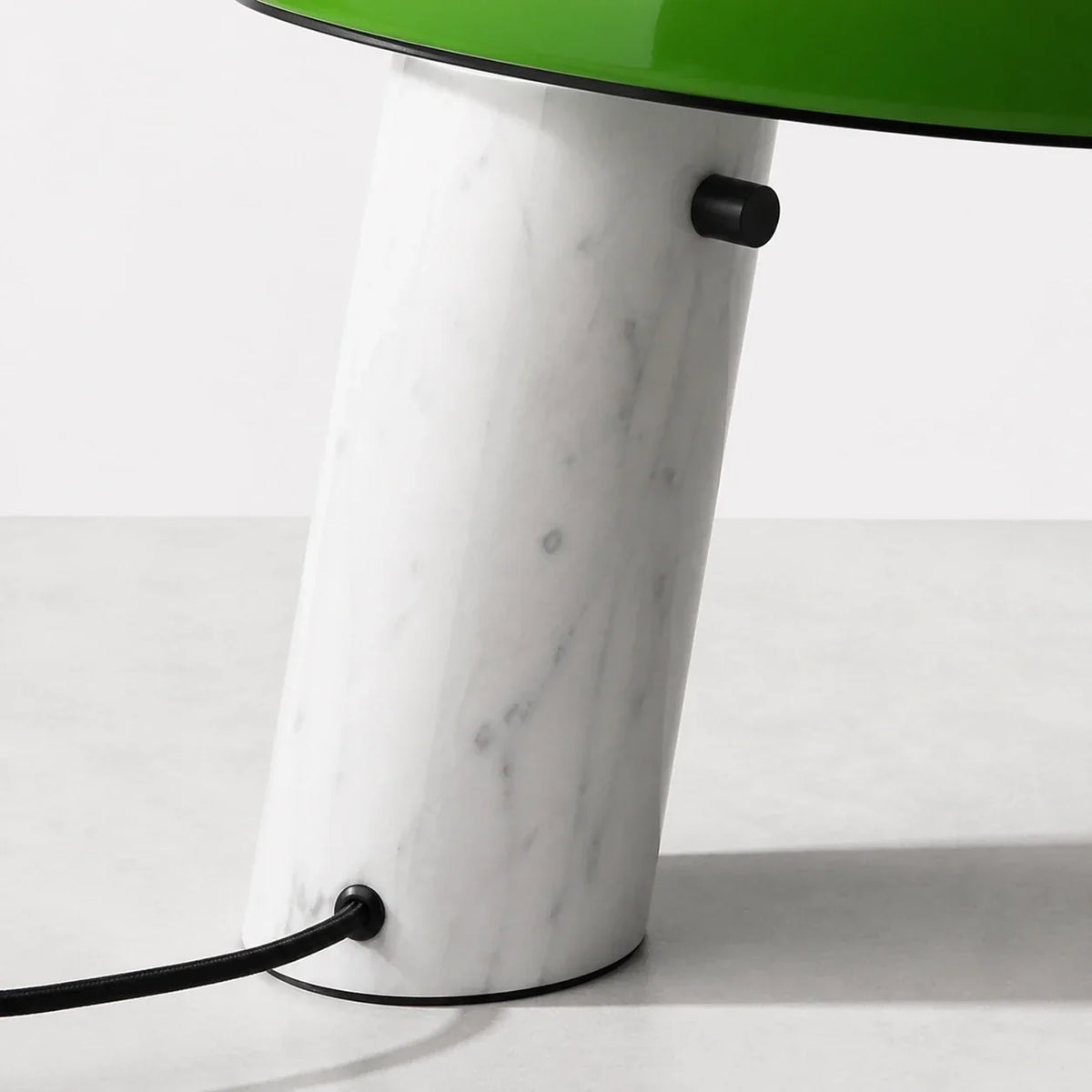 Lámpara de mesa de mármol Mocora sobre una mesa de trabajo – imagen 7