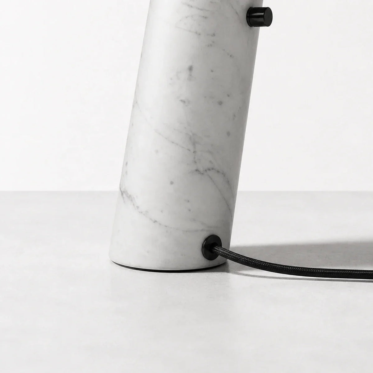 Lámpara de mesa de mármol Mocora sobre una mesa de trabajo – imagen 11