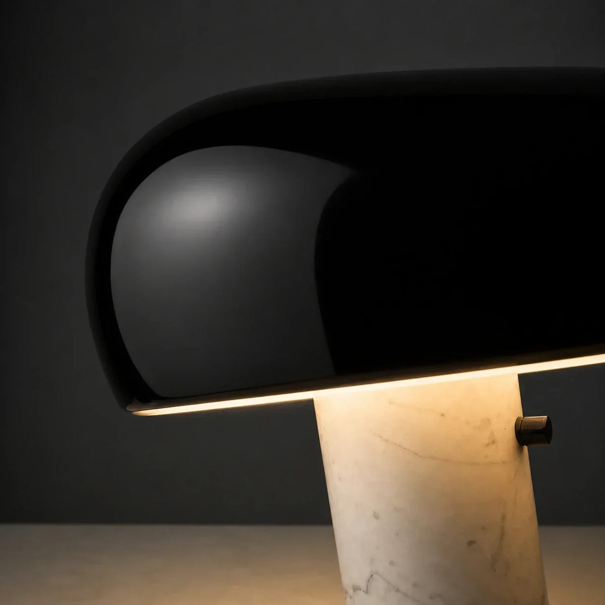 Lámpara de mesa de mármol Mocora sobre una mesa de trabajo – imagen 4