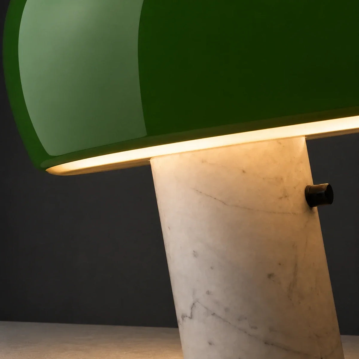 Lámpara de mesa de mármol Mocora sobre una mesa de trabajo – imagen 8